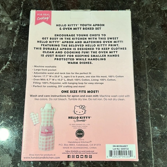 HELLO KITTY Youth Apron & Oven Mitt Boxed Set - new in box never opened - Picture 4 of 7